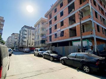 K.ÇEKMECE CENNET MAH'DE KAPALI OTOPARKLI ARAKAT 83 M2 DAİRE