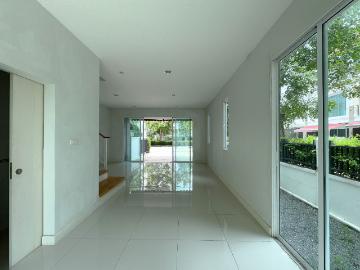 ขายทาวน์โฮม 3 ชั้น บ้านสภาพสวยไม่เคยเข้าอยู่ หลังมุมพื้นที่สวนเยอะ หน้าบ้านไม่ชนกับบ้านอื่น พร้อมที่จอดรถลึกพิเศษ มีแค่ไม่กี่หลัง เพียง 6.9 ล้านบาท