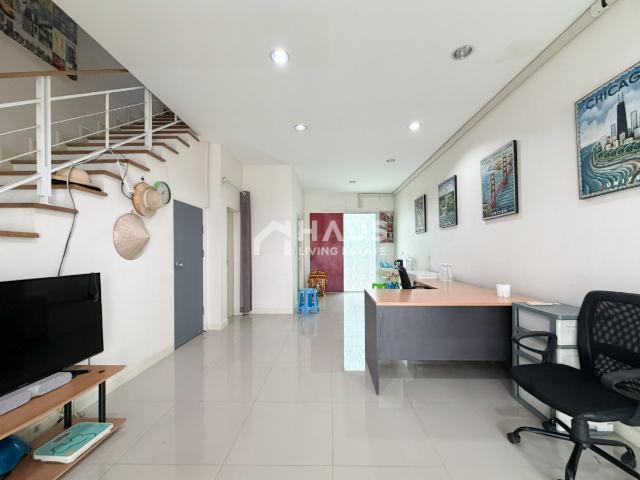 ขายทาวน์โฮม บ้านกลางเมือง เอสเซ้นส์ สาทร ตากสิน 2 / 3 ห้องนอน #TKAL084