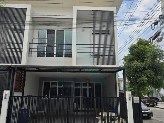 ขายทาวน์เฮาส์ โครงการ เดอะ มิราเคิล พลัส เพชรเกษม 63 3 ชั้น 3 ห้องนอน 3 ห้องน้ำ
