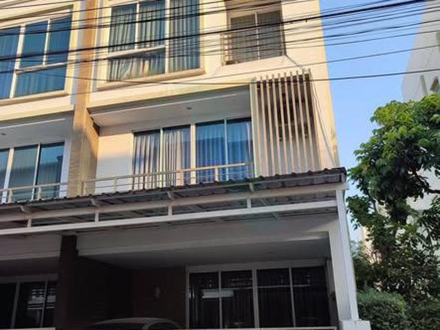 ขายทาวน์เฮาส์ โครงการ ลุมพินี ทาวน์ เรสซิเดนซ์ ลาดพร้าว สเตชั่น 3 ชั้น 4 ห้องนอน 4 ห้องน้ำ