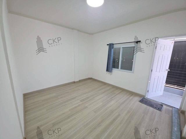 ขาย ทาวน์เฮาส์รีโนเวทใหม่พร้อมอยู่ในซอยรัชดา 32 บนทำเลใจกลางเมือง ใกล้ถนนรัชดาภิเษก ลาดพร้าว และ MRT ภาวนา พร้อมฟังก์ชัน 5 ห้องนอน 2 ห้องน้ำ