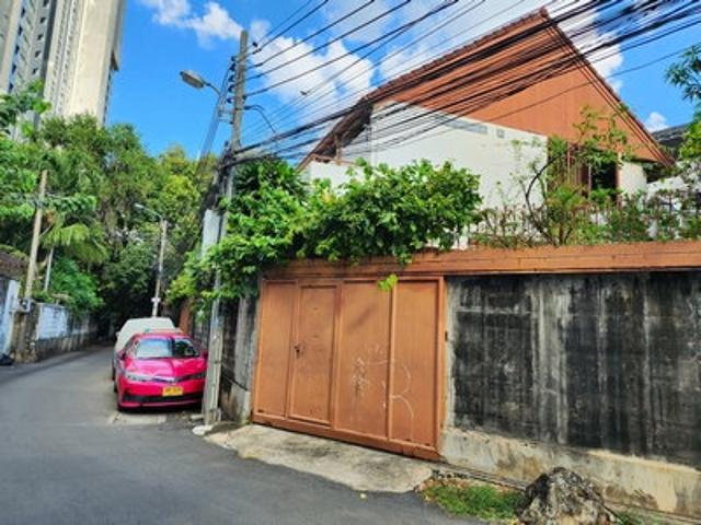 ขาย ที่ดิน พร้อมบ้าน ซอย น้อมจิต สันติภาพ1 เนื้อที่ 99 ตรว ราคา 34.0 ล้านบาท