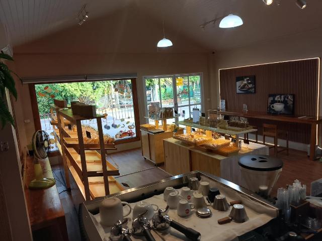ขายที่ดินพร้อมร้านกาแฟตกแต่งใหม่พร้อมที่จอดรถ