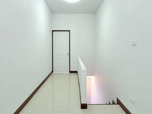 ขายอาคารพานิชย์ 3 ชั้น เนื้อที่ 25 26 ตร.ว. 3 ห้องนอน 4 ห้องน้ำ ราคา3.5 ล้าน ติดถนนสันกำแพง เชียงใหม่ เดินทางได้ทั้งถนนกำแพงสายเก่าและสายใหม่