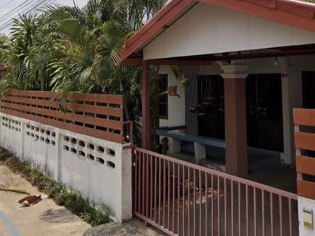 ขายบ้านเดี่ยวชั้นเดียว พร้อมที่ดิน เจ้าของขายเอง ไม่ติดจำนอง 3 ห้องนอน 2 ห้องน้ำ 1 ครัว มีโรงจอดรถยนต์ 2 คัน แถมแอร์ 2 ตัว เครื่องทำน้ำอุ่น 1 ตัว