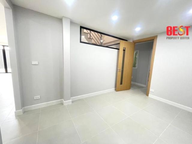 ขาย บ้านเดี่ยวสไตล์โมเดิร์น 3 ชั้น 5 ห้องนอน รีโนเวทแล้ว ย่านลาดพร้าว โชคชัย 4 ติดถนนใหญ่ ใกล้ BTS โชคชัย 4