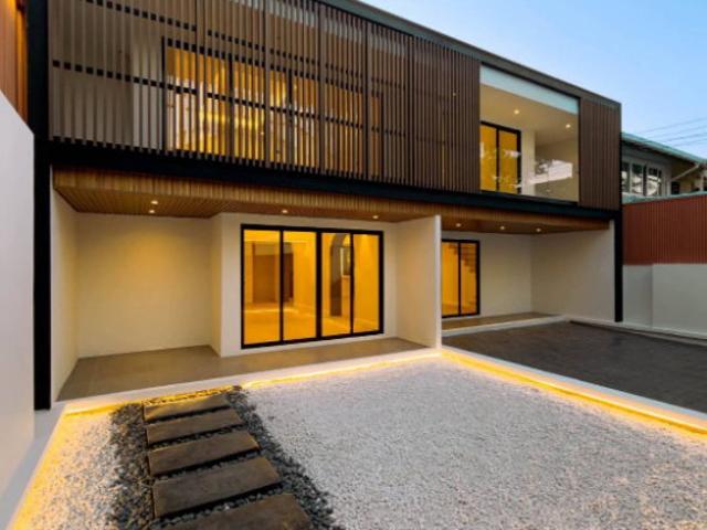 ขายบ้านแฝด Minimal Modern Luxury ใจกลางสุขุมวิท เหมาะกับอยู่อาศัยสำหรับครอบครัวขนาดใหญ่ และการใช้งานเป็นโฮมออฟฟิศระดับผู้บริหาร SW003634