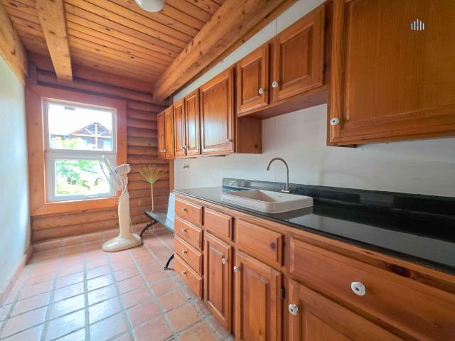 ขายบ้านพักตากอากาศหรู Log Cabin โบนันซ่า เขาใหญ่ — บ้านไม้ซุงแท้ 5 ห้องนอน ริมทะเลสาบ บนที่ดิน 1 1 1 ไร่ พร้อมศาลาริมน้ำ 2 หลัง และสวนส่วนตัว ร่มรื่น