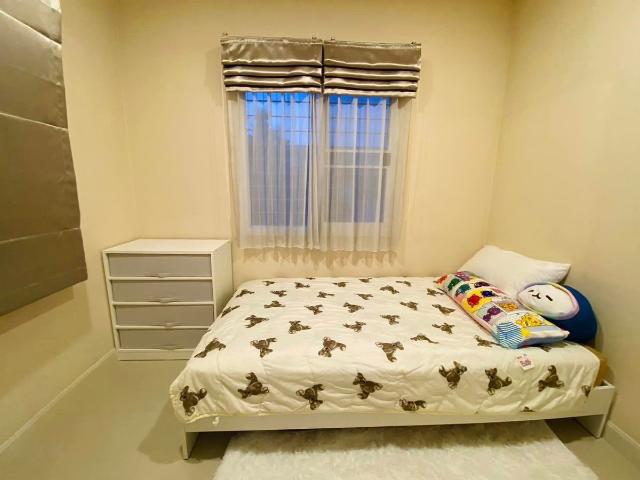 ขายบ้านพร้อมเฟอร์นิเจอร์ ในหมู่บ้านใกล้เมืองเชียงใหม่ เดินทางไปสนามบิน เซ็นทรัลแอร์พอร์ต 10 นาที SW001265