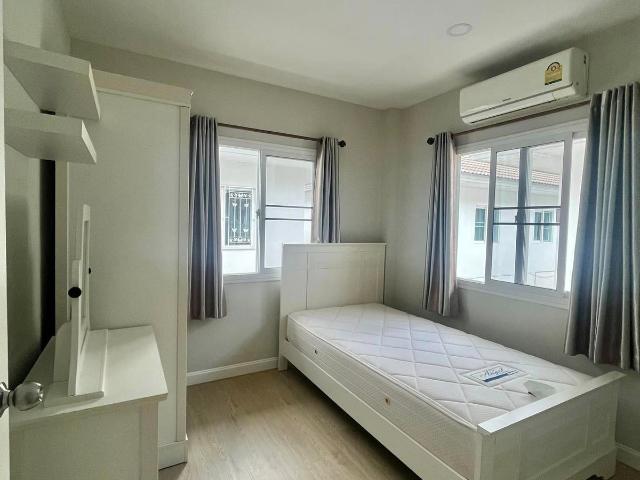 ขายบ้านพร้อมเฟอร์นิเจอร์ ในหมู่บ้านใกล้เมืองเชียงใหม่ เดินทางไปสนามบิน เซ็นทรัลแอร์พอร์ต 10 นาที SW001406