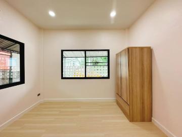 ขายบ้านพร้อมเฟอร์นิเจอร์ ในโครงการ หน้าคลับเฮ้าส์ เดินทางเข้าเมืองสะดวกสบาย SW001487