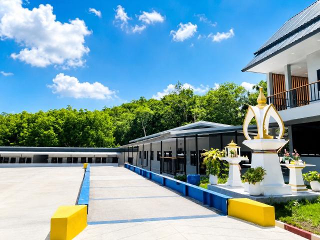 ขาย เช่า ขายต่ำกว่าราคาประเมิน โรงงานหีบเมล็ดในปาล์ม ชุมพร พร้อมเครื่องจักร รง.4 โรงงานเป็นพื้นปูน ที่ดิน 3 ไร่