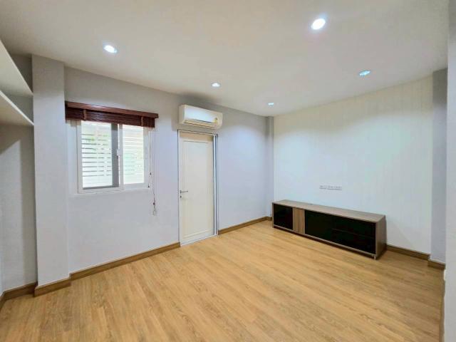 ขายด่วน! บ้านสภาพดีมาก 83.4 ตรว. ที่จอดรถ 4 คัน พร้อมเฟอร์ฯและเครื่องใช้ไฟฟ้า ห้องครัวใหญ่
