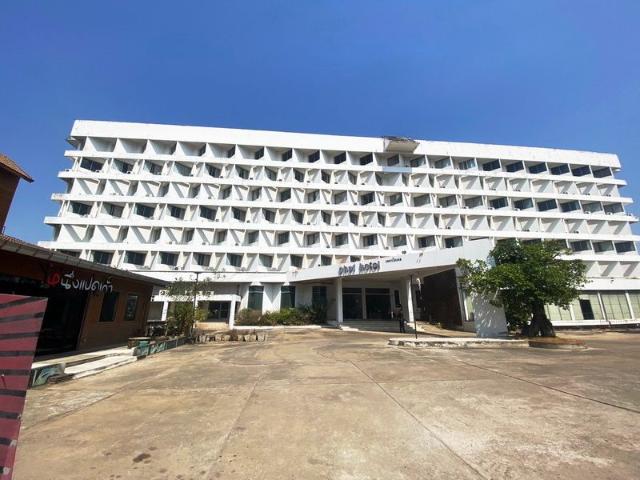ขายด่วน โรงแรมใจกลางเมือง จังหวัดกำแพงเพชร ทำเลค้าขาย ติดถนนบำรุงราษฏร์ เนื้อที่ 6 ไร่ 1 งาน 9.1 ตรว. พร้อมทำกิจการโรงแรม