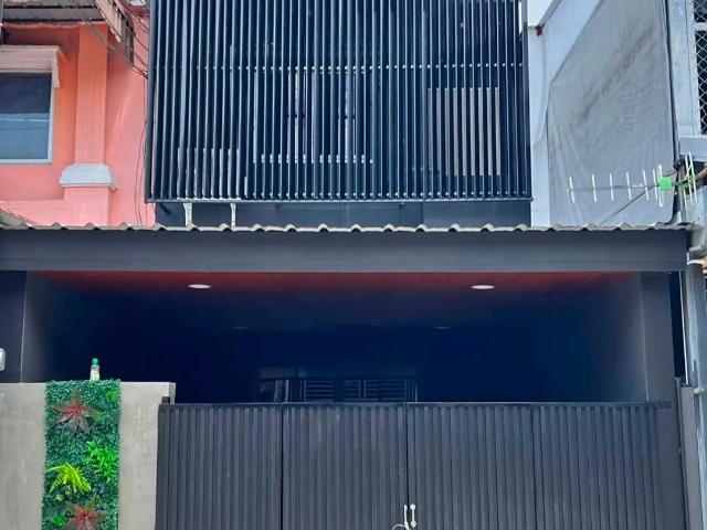 ขาย ศรีอนันต์ ทาวเฮ้าส์ 2 ห้องนอน 2 ห้องน้ำ เฟอร์ฯครบ หิ้วกระเป๋าเข้าอยุ่ได้เลย ใกล้เซ็นทรัลเฟสฯ เชียงใหม่ T.0946511