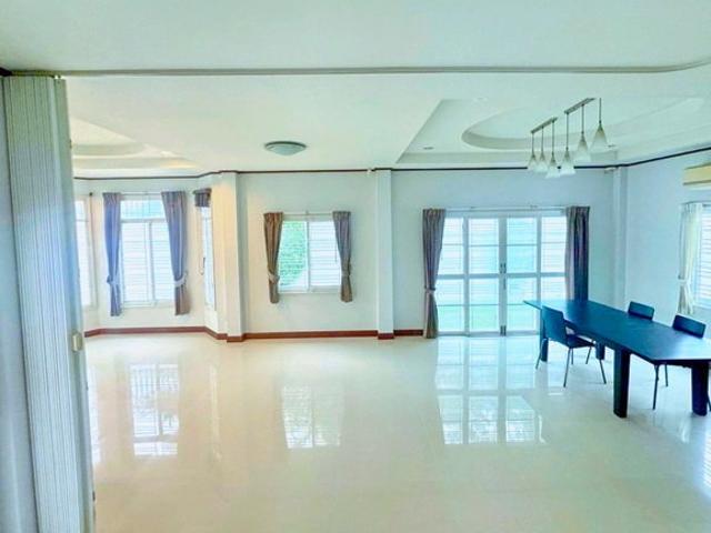 ใกล้ เจพาร์ค ศรีราชา 500 ม. บ้านเดี่ยวหรู 2 ชั้น 3 นอน 100 ตร.ว. 300 ตร.ม. หลังมุม สภาพสวย ทำเลศรีราชา. ศรีราชาะนิคมอุตสาหกรรม