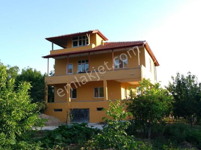 Kırıkkale Ahılı'da 2225 M² Arsa İçinde Meyve Bahçeli 5+2 Villa