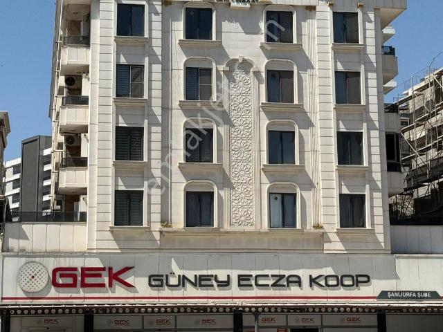 Kırmızı Gayrimenkulden Eşyasız 1+1