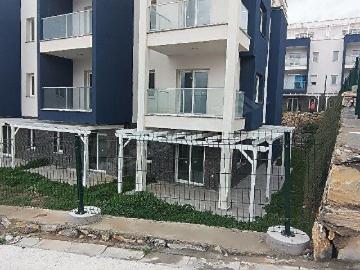 Kıyıkışlacık Köyü'nde sitede modern yapılı sıfır bahçe kullanımlı 2+1 kullanışlı daire