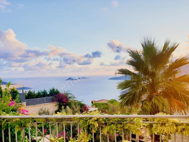 Kızıltaşta Panoramik Deniz Manzaralı 4 Yatak Odalı Villa