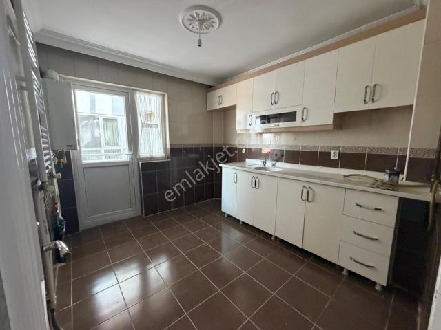 Kc Emlak 2+1 Yapılı Merkezi Konumda Katta Kiralık Daire