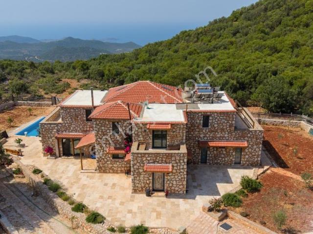 Kaş'ta Ormanın Kalbinde Deniz Manzaralı Özel Taş Malikâne