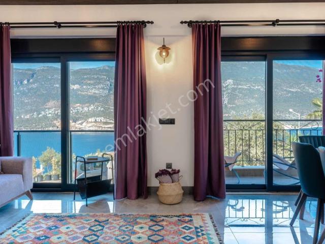 Kaş Çukurbağ Yarımadası'nda Deniz Manzaralı Satılık Villa