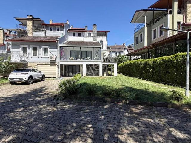 Kaşüstünde Site İçerisinde Satılık 5+1 Villa