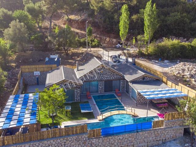 Kaş İslamlarda Satılık 2+1 Özenle Yapılmış Geniş Oturumlu Villa