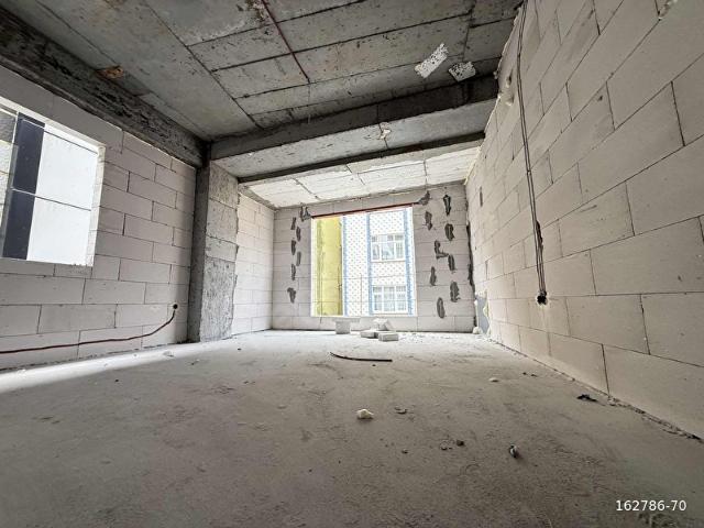 KEMERBURGAZ CADDESİNE 50METRE SIFIR BALKONLU 3+1 ASANSÖRLÜ DAİRE