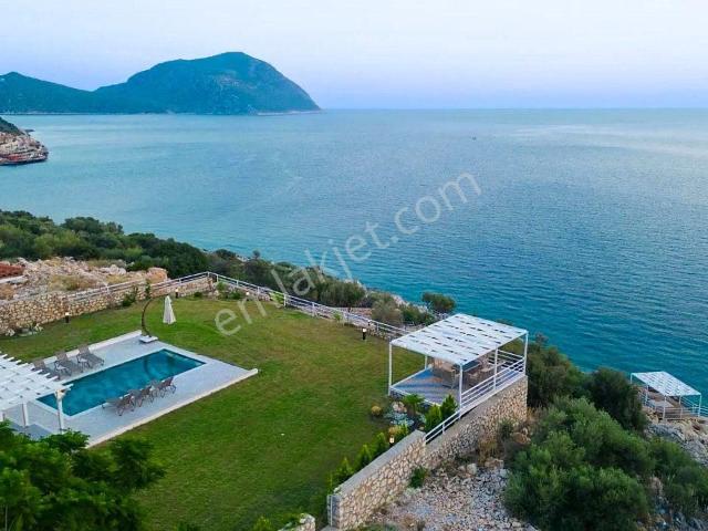 Kaş Kalkan’da Denize Sıfır Full Eşyalı Lüks Villa