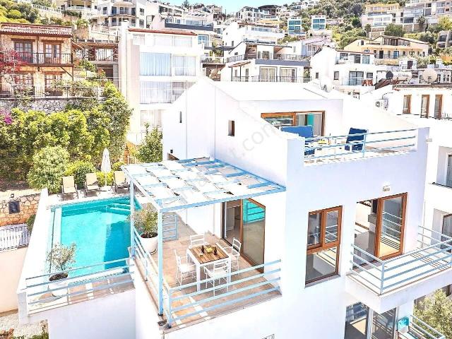 Kaş Kalkan Kışla’da Plaja Yürüme Mesafesinde Eşyalı Villa