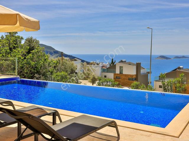 Kaş Kalkan'da Sonsuzluk Havuzlu 4+1 Lüks Villa