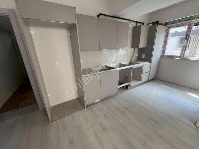 Kaçmaz'da Altıntepe Galipbey Caddesinde Ön Cephe Balkonlu 1+1