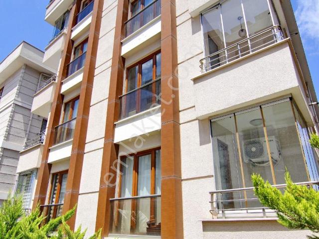 Kaçmaz'dan Girne'de Metroya Yakın Sokağa Cepheli Katta 2+1