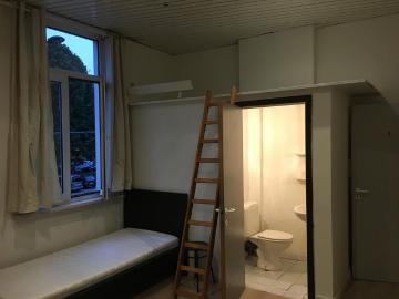 Kamer 4 eigen lavabo/toilet Gebroeders De Smetstraat 90