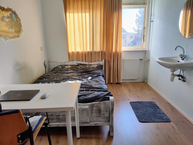 Kamer en inschrijven mogelijk, Nederlands sprekend