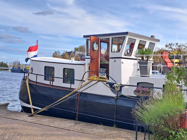 Kamer met 2pers. bed op gezellig woonschip van 28m