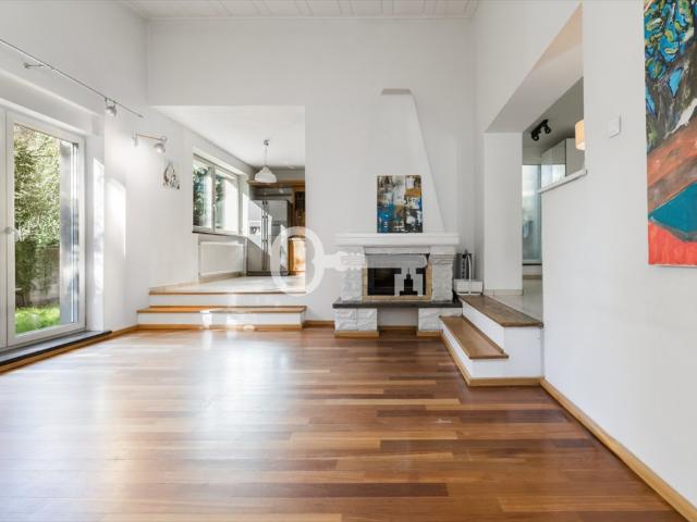 Sprzedam kameralny dom 250 m² w Krzykach z wysokim salonem i tarasem