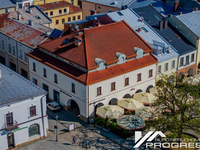 Kamienica 1000 m² z restauracją i biurami w Krośnie