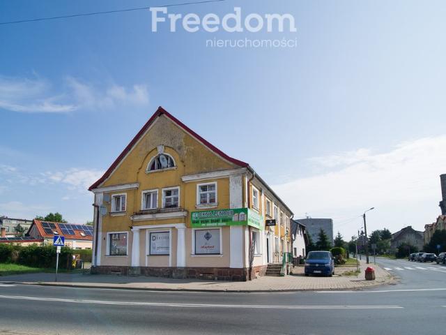 Kamienica z 1915 r. w centrum Pasłęka 8 mieszkań, lokale
