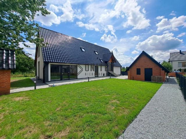 Na sprzedaż przestronny dom z dużą działką i budynkiem gospodarczym