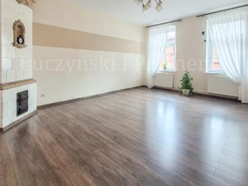 Przestronne 138,8 m² mieszkanie w kamienicy z zabytkowym piecem