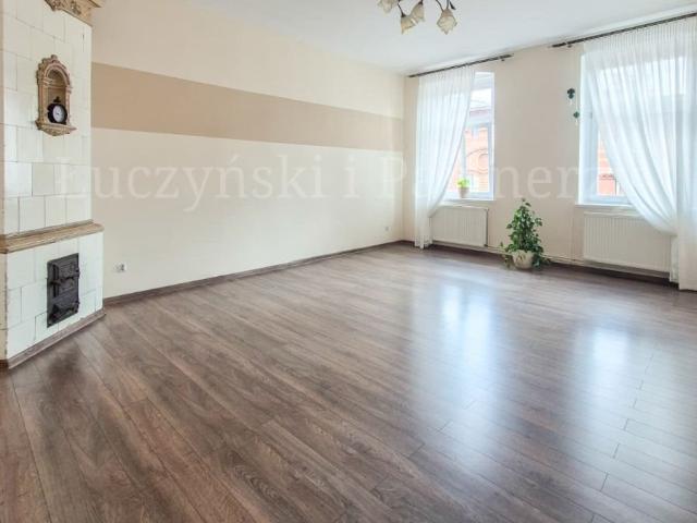 Sprzedam przestronne 138,8 m² mieszkanie z zabytkowym piecem