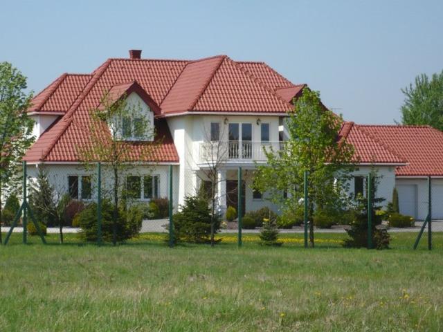 Ekskluzywna rezydencja z basenem i ogrodem w Kampinosie