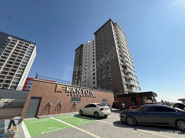 KANYON ALACAATLI HİLAL CADDESİNDE 120M2 2+1 EBEVEYN BANYOLU