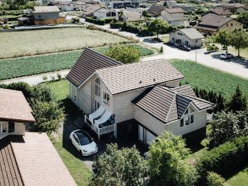 Kanadisches Haus in grüner Umgebung