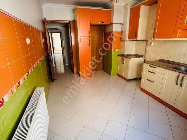 Kaan Emlaktan Şehir Merkezinde Arakat Bakımlı 2+1 Kiralık Daire