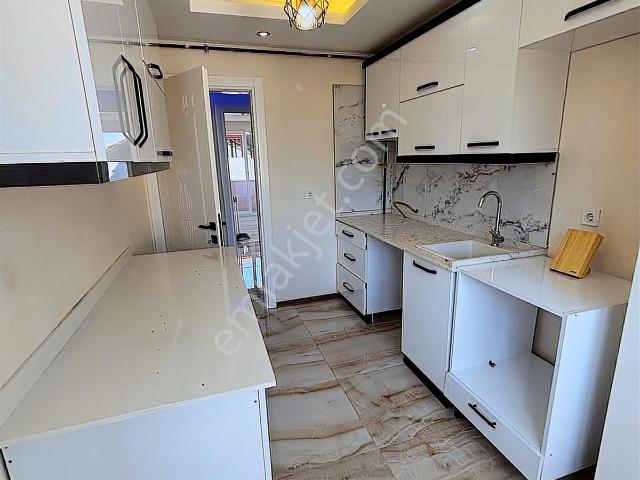 Kaan Emlaktan Zümrüt Mahallesinde Lüx Arakat Geniş Kiralık Daire